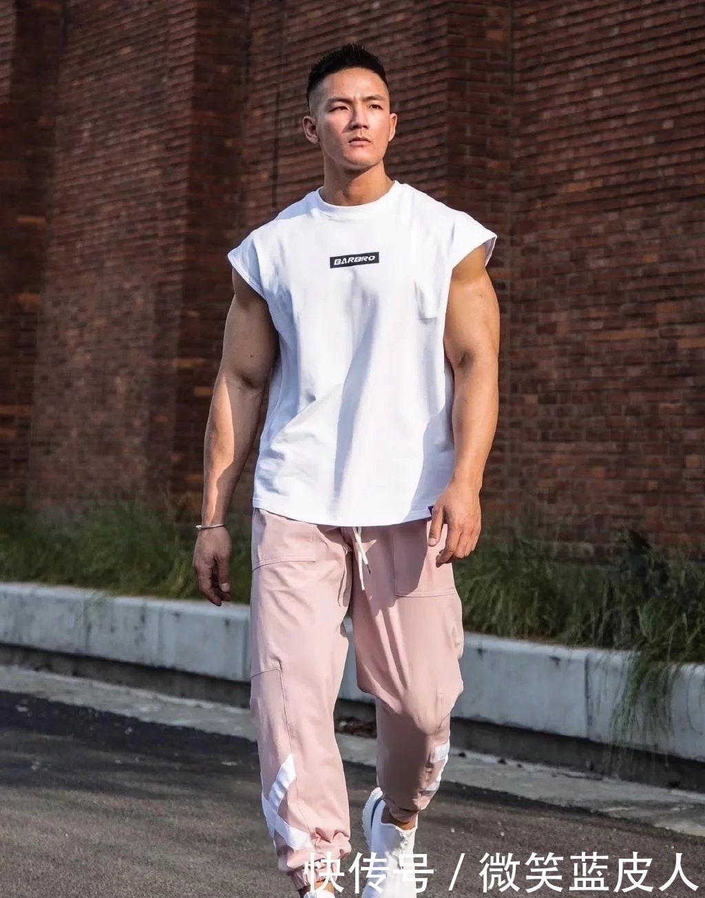 谢亚龙叉腰肌(谢亚龙叉腰肌是什么梗)