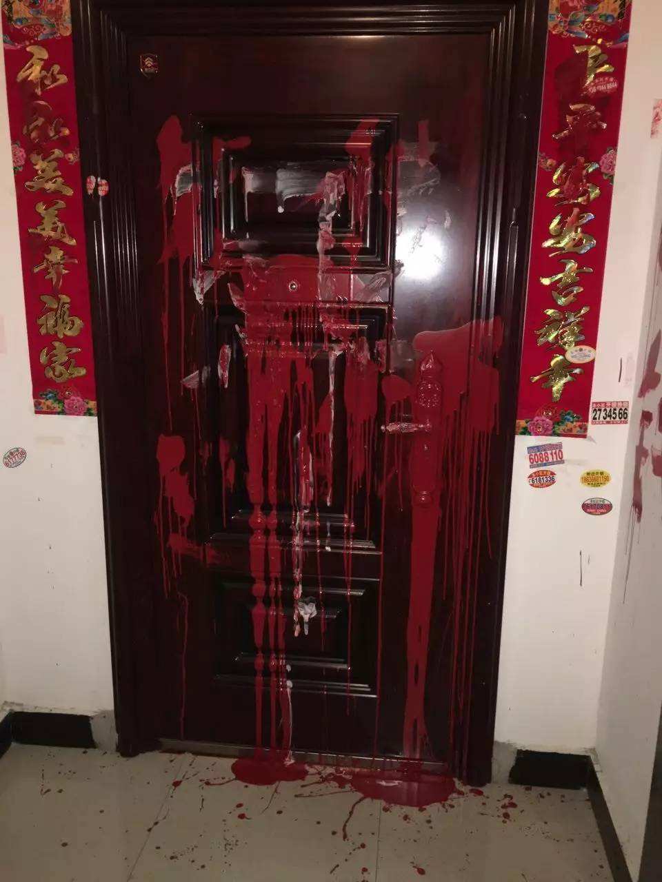 家门口墙上被写了字(门口墙上被写了电话号码)